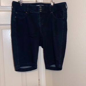 Torrid - JEGGING BERMUDA SHORT -  Size 16